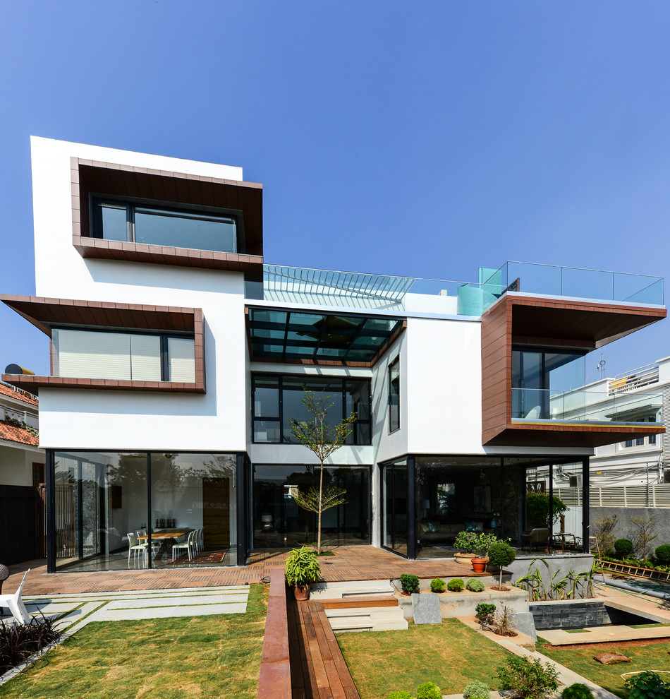 Cette image montre une grande façade de maison multicolore design à deux étages et plus.
