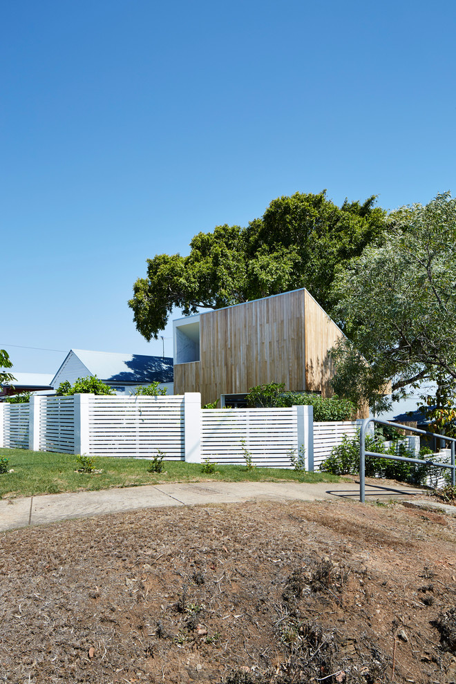 Стильный дизайн: маленький, одноэтажный, деревянный, белый дом в стиле модернизм для на участке и в саду - последний тренд