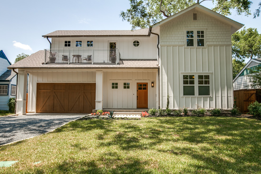 Zweistöckiges Country Haus mit weißer Fassadenfarbe und Satteldach in Dallas