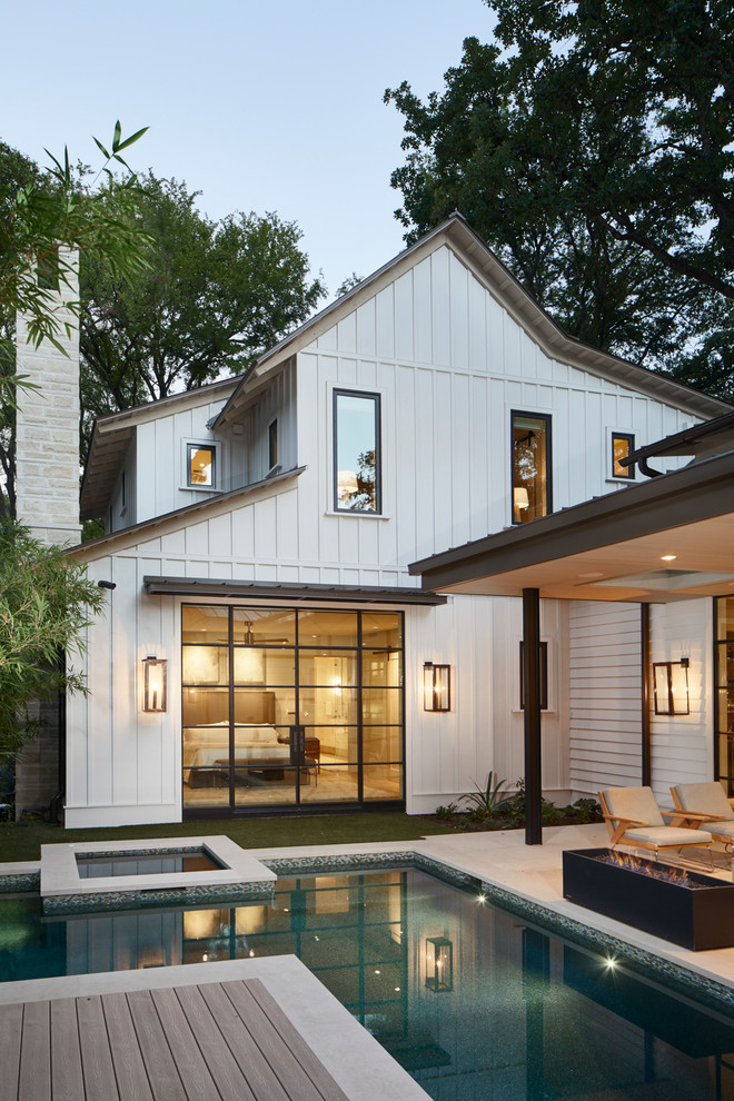 Inspiration pour une façade de maison blanche design en panneau de béton fibré de taille moyenne et à un étage avec un toit à deux pans et un toit en métal.