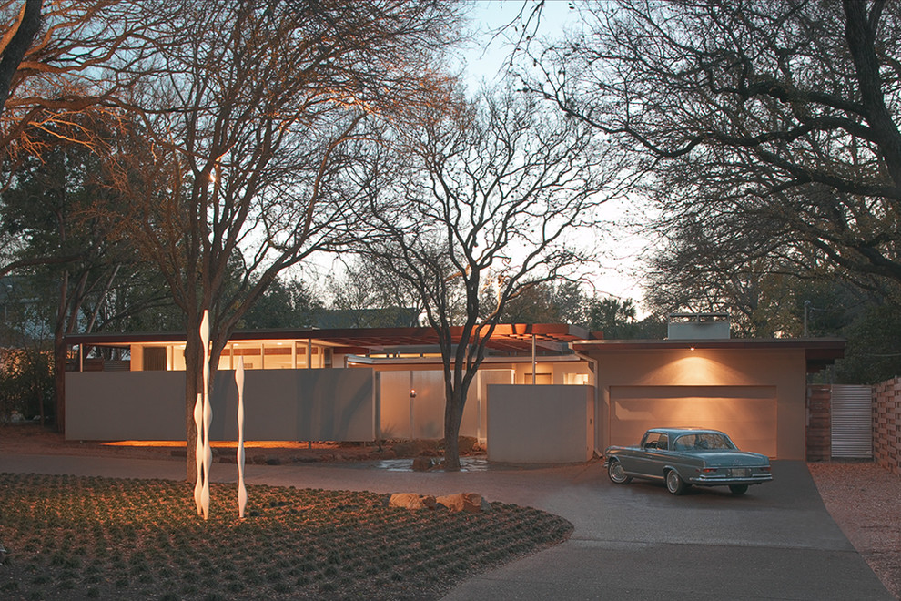 Mid-sized 1950s one-story exterior home idea in Austin