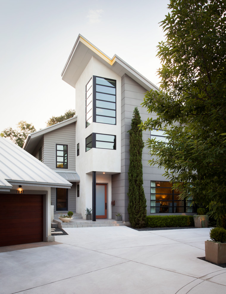 Идея дизайна: двухэтажный, серый дом в стиле модернизм с облицовкой из цементной штукатурки