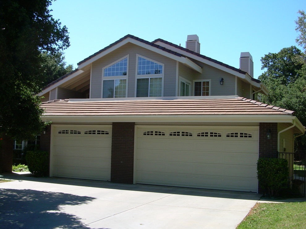 This is an example of a medium sized traditional garage in Los Angeles.