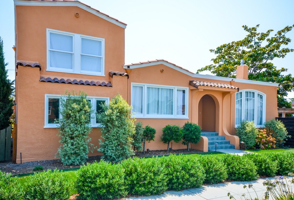 Kleines, Zweistöckiges Mediterranes Einfamilienhaus mit Putzfassade, oranger Fassadenfarbe, Satteldach und Ziegeldach in San Francisco
