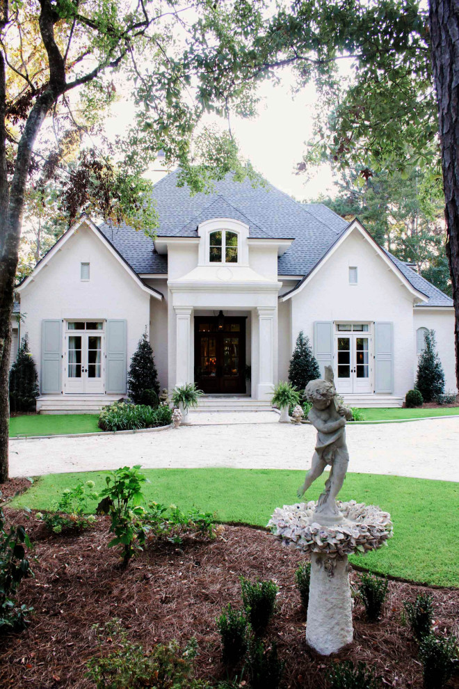 Esempio della facciata di una casa bianca classica con rivestimento in mattoni