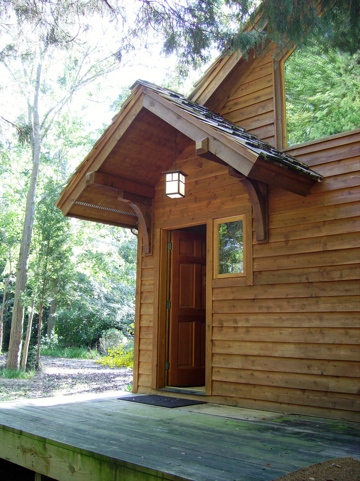 Idées déco pour une grande façade de maison montagne en bois de plain-pied avec un toit à deux pans et un toit en shingle.