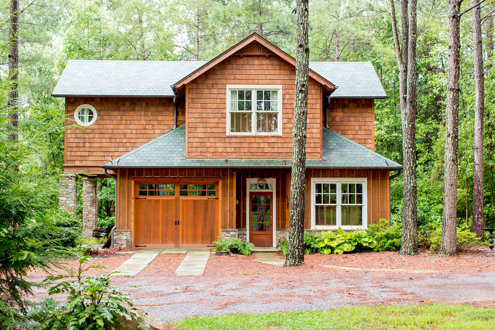 Пример оригинального дизайна: двухэтажный, деревянный, коричневый дом в стиле рустика с двускатной крышей для охотников
