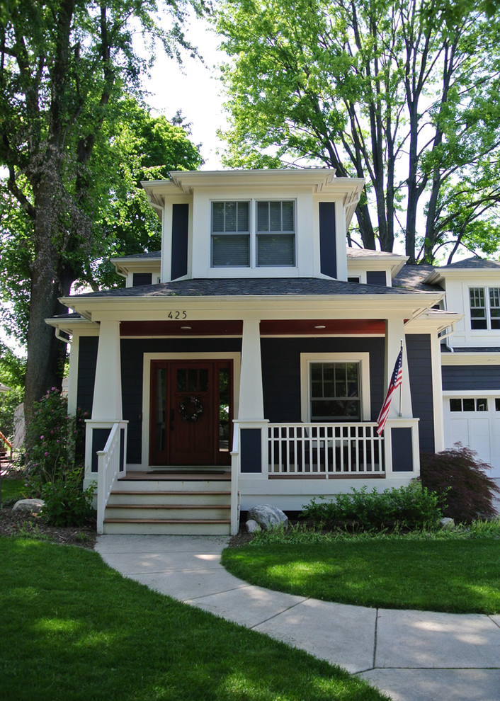 Foto della facciata di una casa blu american style a due piani