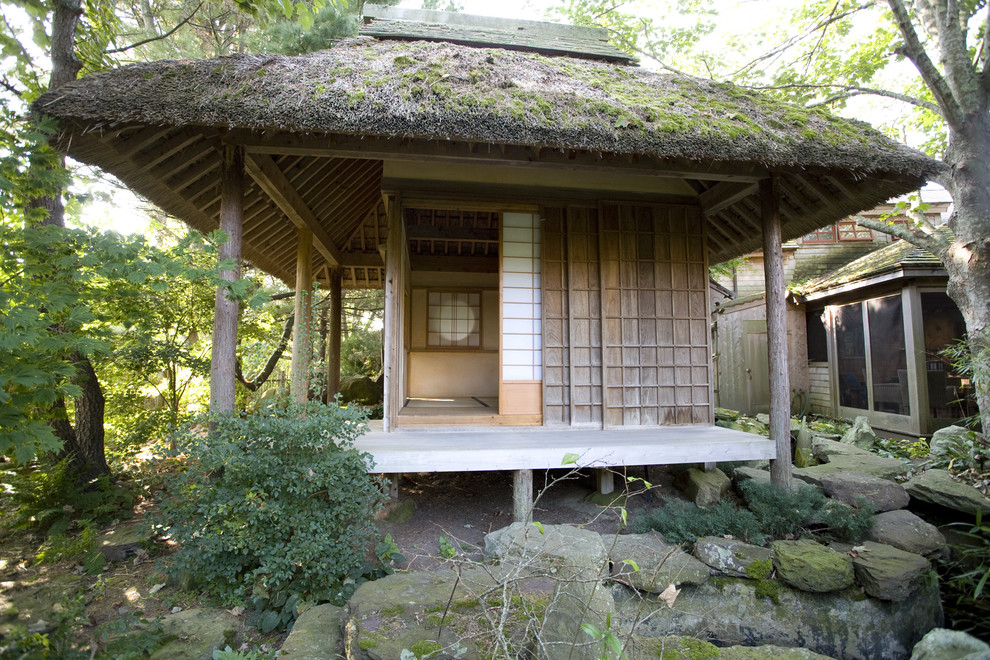На фото: одноэтажный дом в японском стиле в восточном стиле