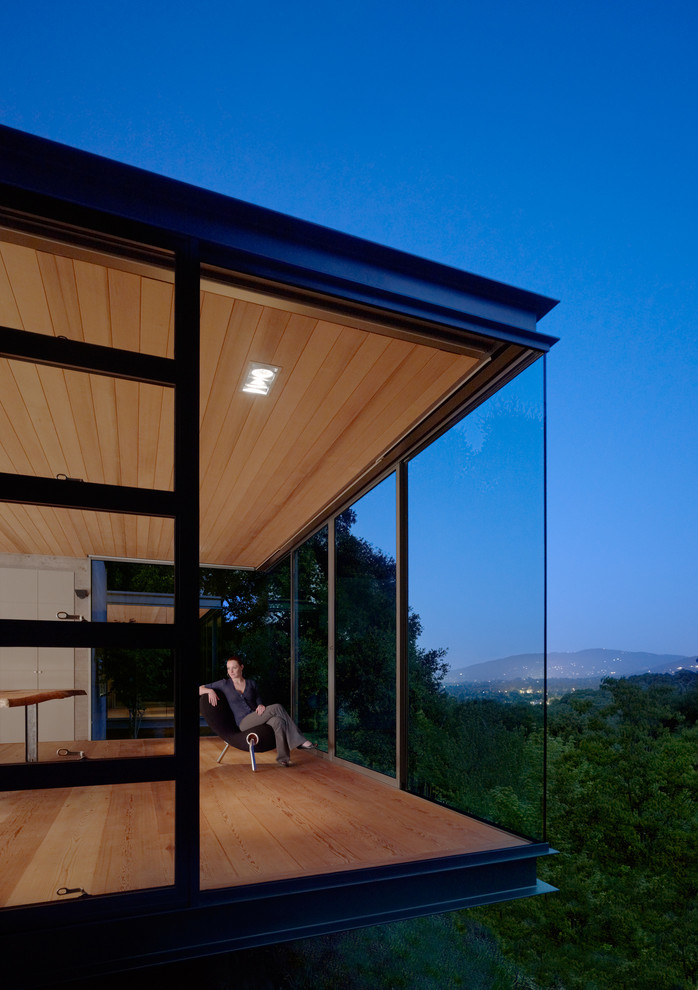 Свежая идея для дизайна: стеклянный, маленький, одноэтажный дом в стиле модернизм с плоской крышей для на участке и в саду - отличное фото интерьера