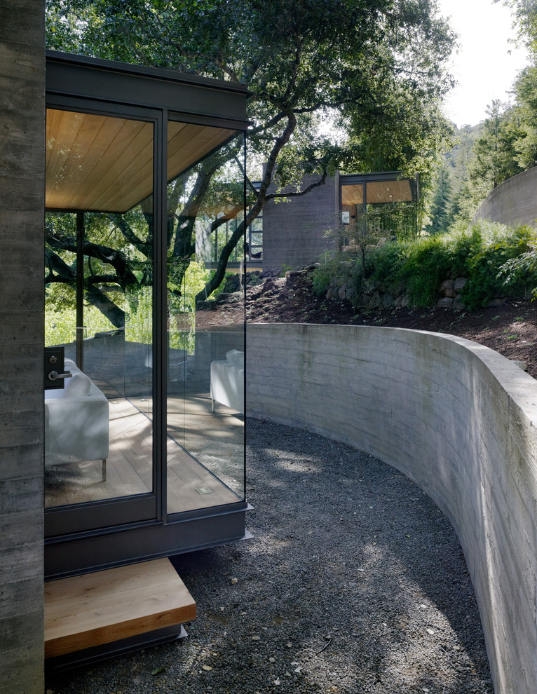Источник вдохновения для домашнего уюта: стеклянный, маленький, одноэтажный дом в стиле модернизм с плоской крышей для на участке и в саду