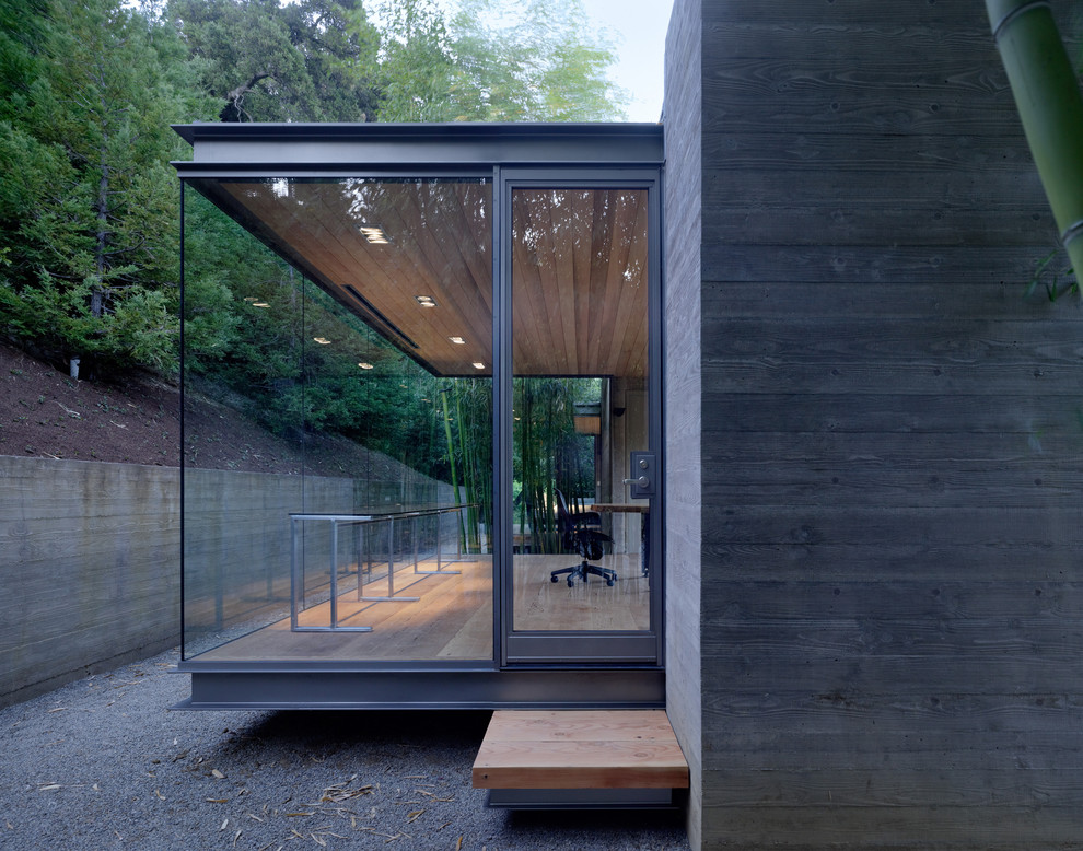 На фото: маленький, одноэтажный дом в стиле модернизм с облицовкой из бетона и плоской крышей для на участке и в саду с