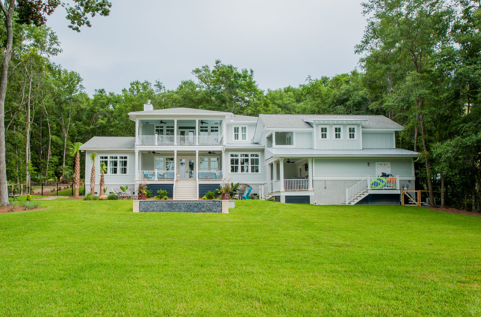 Foto della facciata di una casa grande blu tropicale a due piani con rivestimento in legno