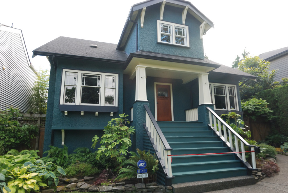 Foto della facciata di una casa blu american style a due piani di medie dimensioni con rivestimento in stucco