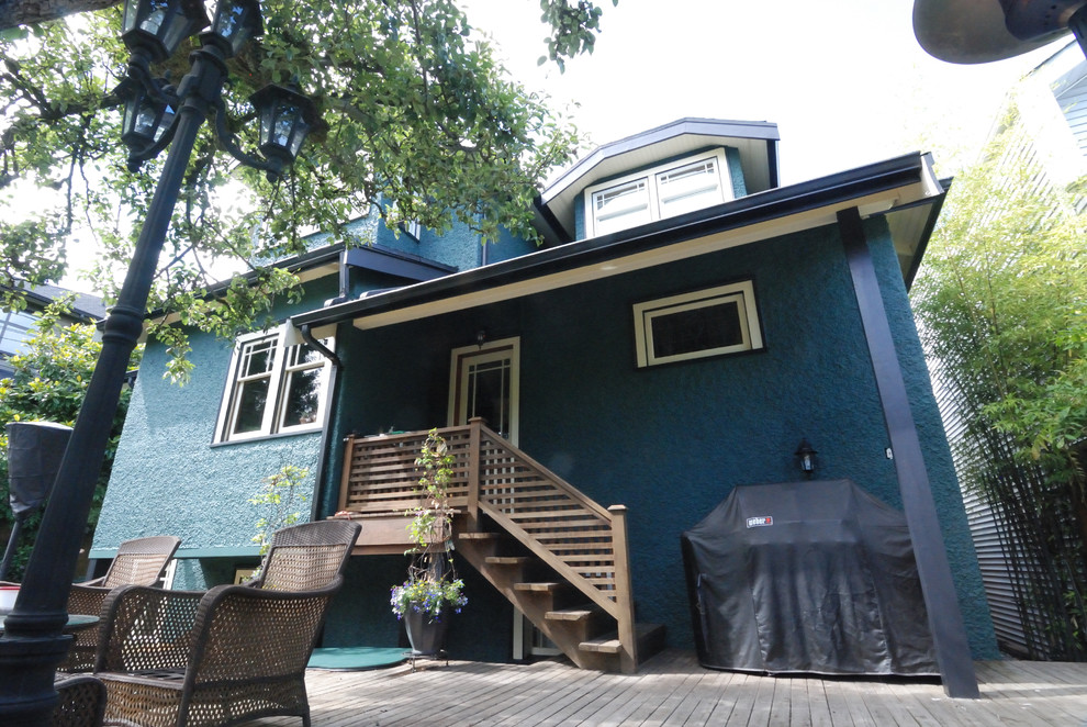 Cette photo montre une façade de maison bleue craftsman en stuc de taille moyenne et à un étage avec boîte aux lettres.