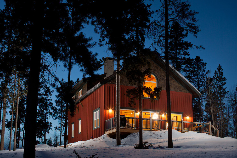 Aménagement d'une façade de maison rouge montagne à un étage et de taille moyenne avec un revêtement mixte et un toit à deux pans.