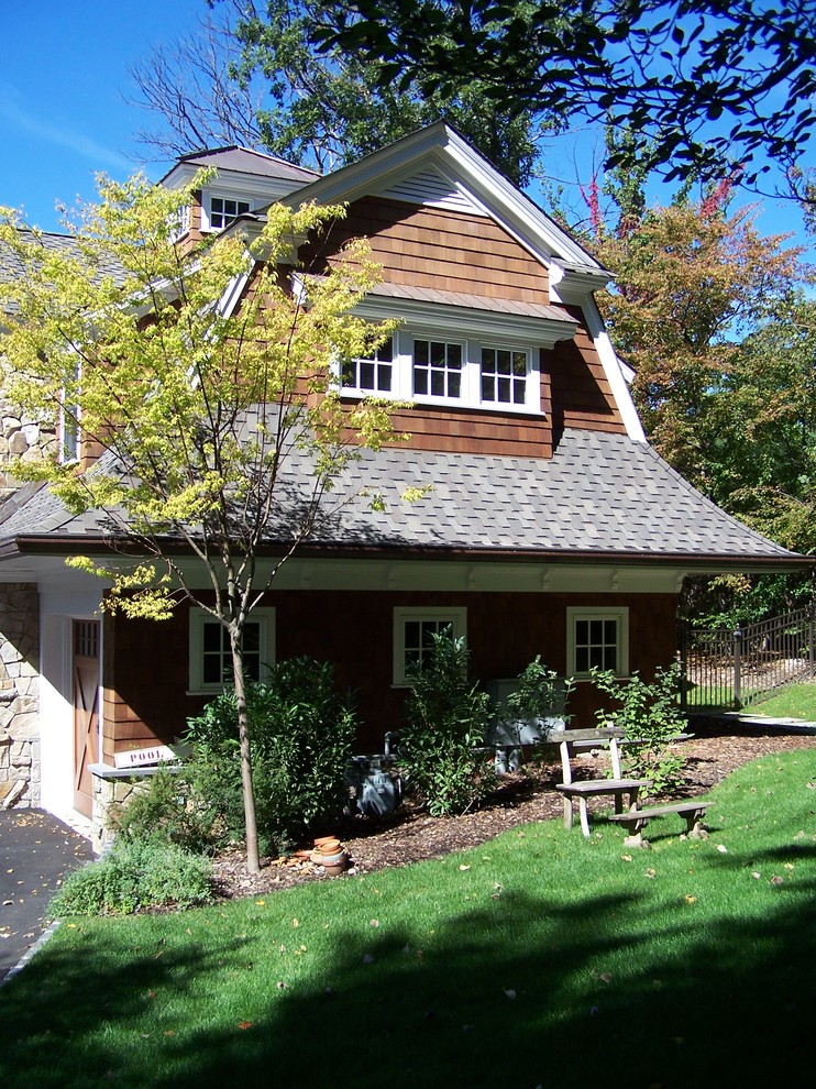 Imagen de fachada marrón de estilo de casa de campo de tres plantas con revestimientos combinados y tejado a doble faldón