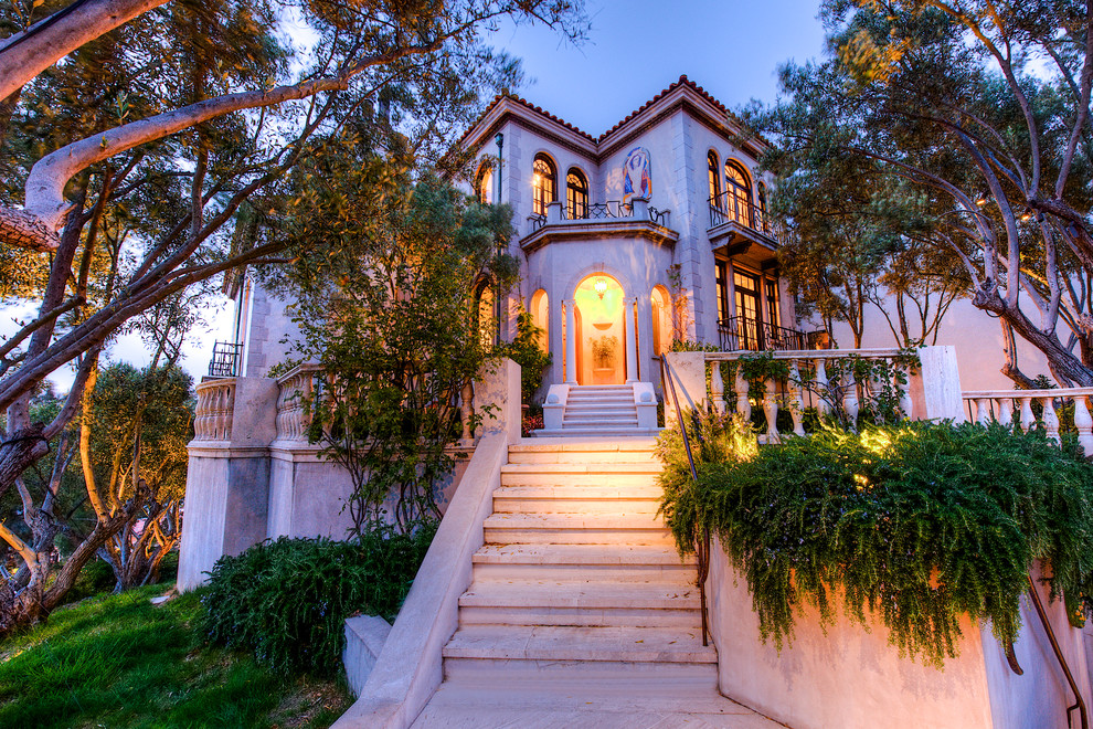 Стильный дизайн: большой, белый дом в средиземноморском стиле с комбинированной облицовкой - последний тренд