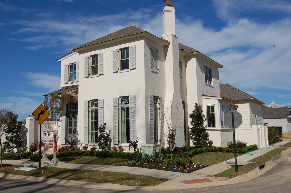 Exemple d'une façade de maison chic.