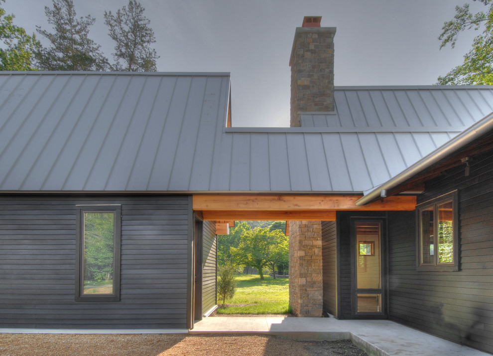 Cette image montre une façade de maison traditionnelle en bois avec un toit en métal.