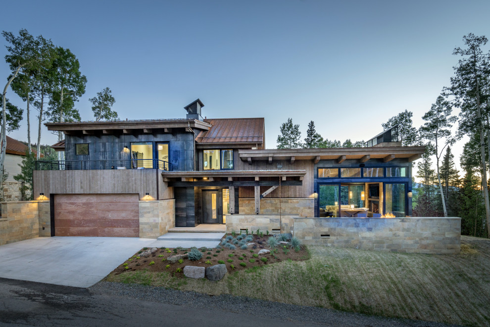 Стильный дизайн: частный загородный дом среднего размера в стиле рустика с односкатной крышей и металлической крышей - последний тренд