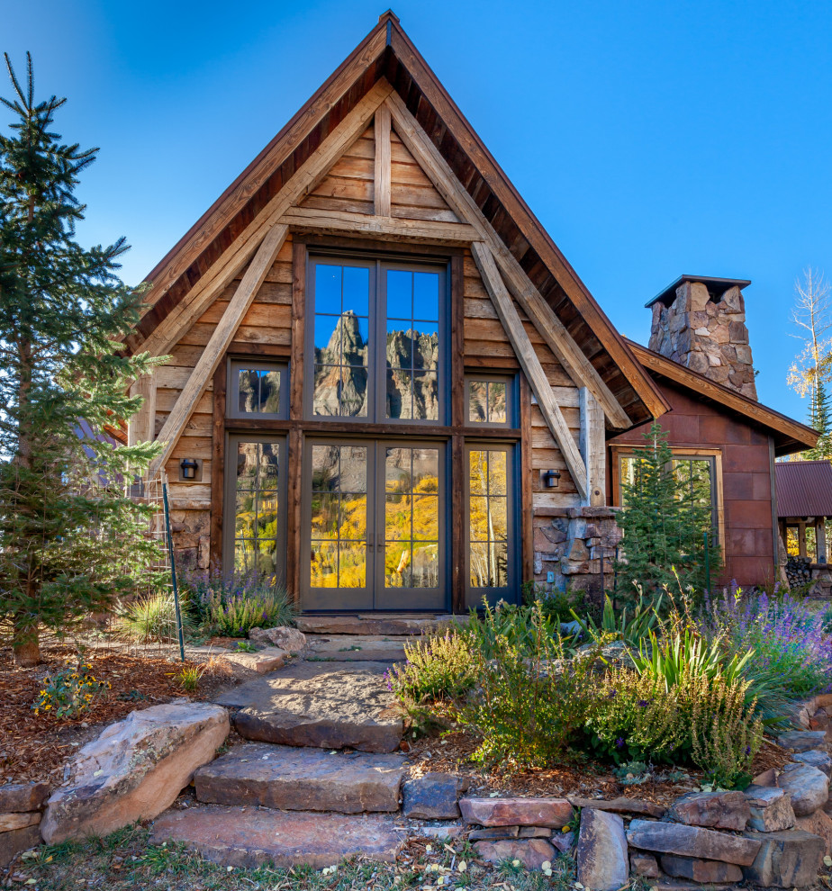 Photo of a large rustic bungalow detached house in Denver with mixed cladding and a pitched roof.