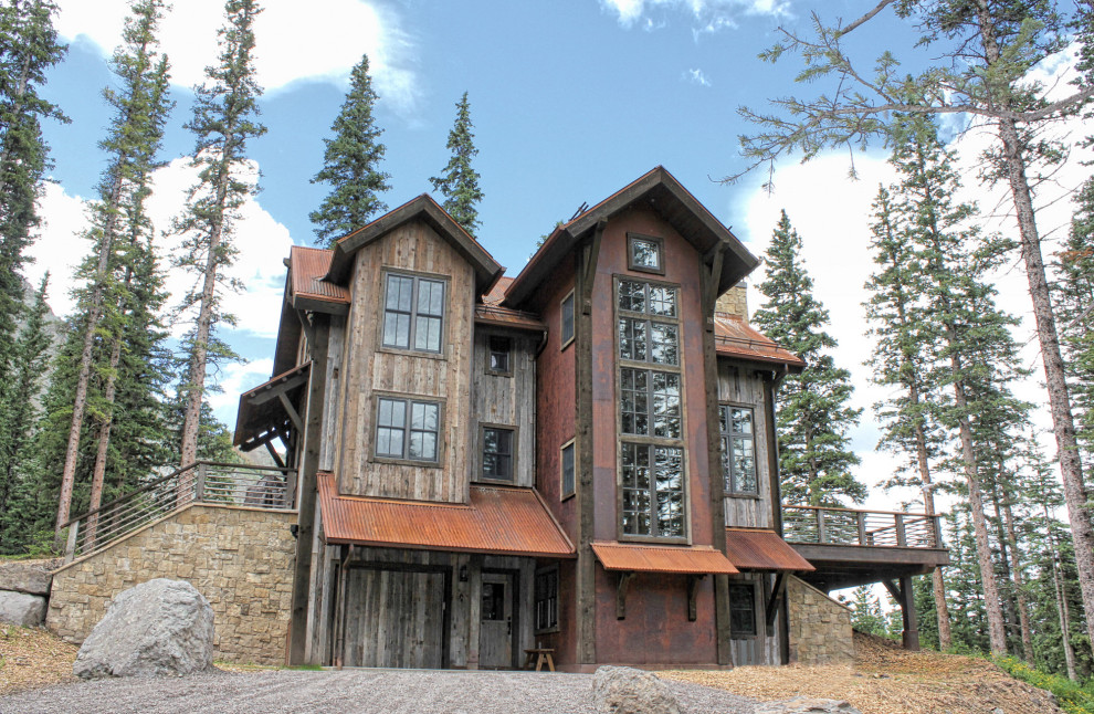 Idéer för ett stort rustikt flerfärgat hus, med tre eller fler plan, blandad fasad, sadeltak och tak i metall