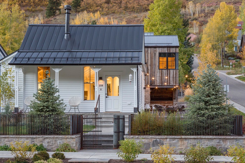 Einstöckiges Rustikales Einfamilienhaus mit weißer Fassadenfarbe, Satteldach und Blechdach in Denver