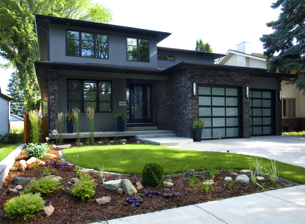 На фото: двухэтажный частный загородный дом среднего размера в современном стиле с комбинированной облицовкой и плоской крышей с