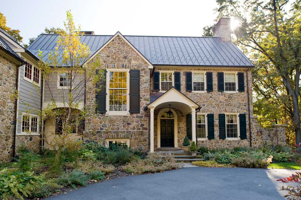 Zweistöckiges Klassisches Haus mit Steinfassade, grauer Fassadenfarbe und Satteldach in Philadelphia