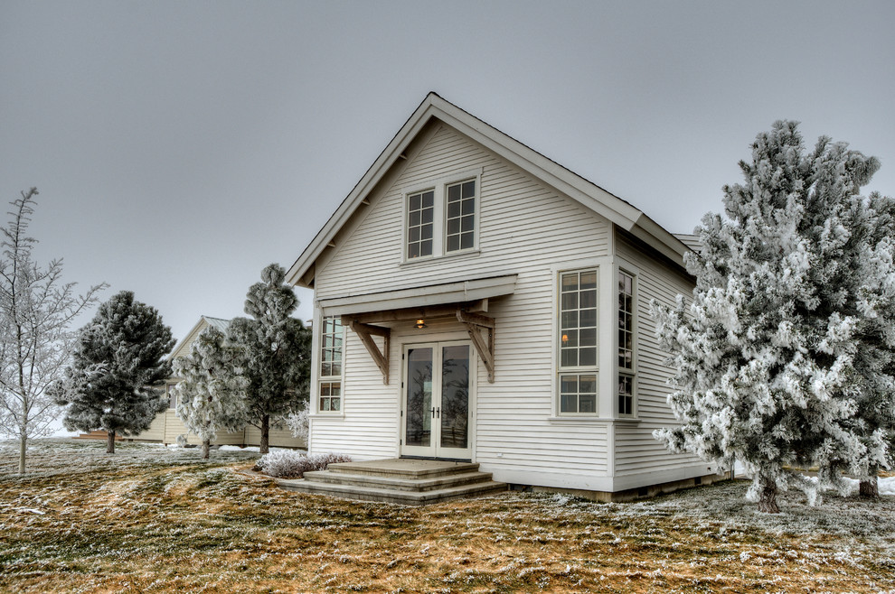 Diseño de fachada de casa blanca de estilo de casa de campo pequeña de una planta con revestimiento de madera, tejado a dos aguas y tejado de teja de madera
