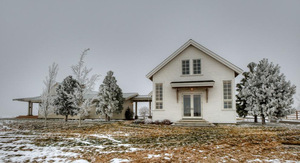 Réalisation d'une petite façade de maison blanche champêtre en bois de plain-pied avec un toit en shingle et un toit à deux pans.