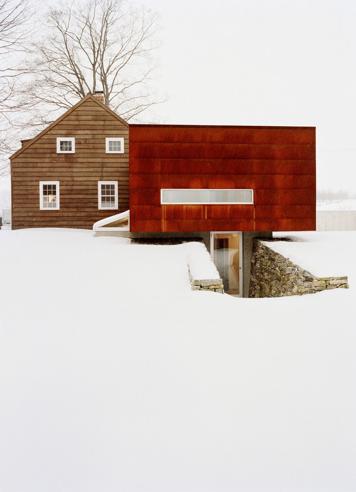 На фото: двухэтажный частный загородный дом в современном стиле с облицовкой из металла