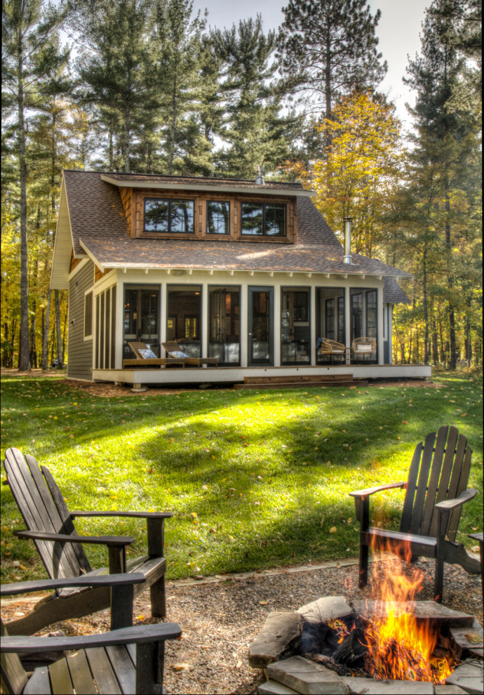 Idée de décoration pour une petite façade de maison multicolore nordique à deux étages et plus avec un toit à deux pans et un toit mixte.