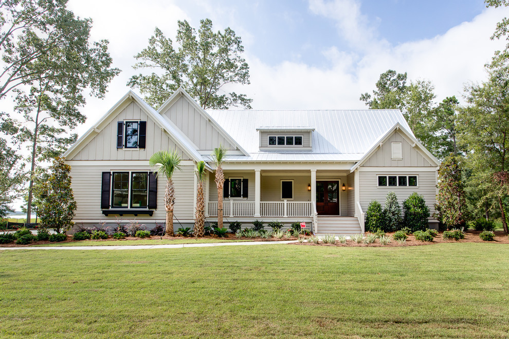Zweistöckiges Maritimes Haus mit weißer Fassadenfarbe in Charleston