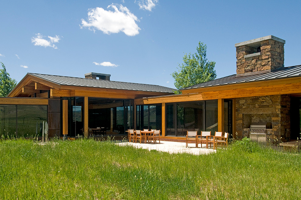 Exemple d'une grande façade de maison marron moderne en bois avec un toit à deux pans.