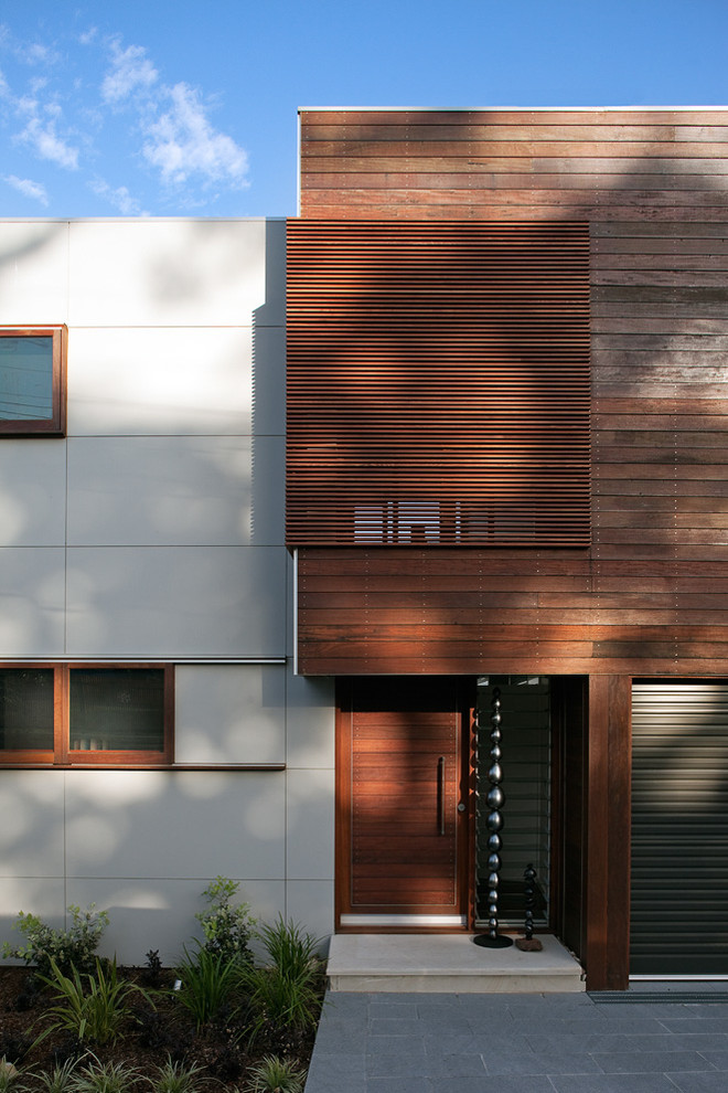 Idee per la facciata di una casa contemporanea con rivestimenti misti