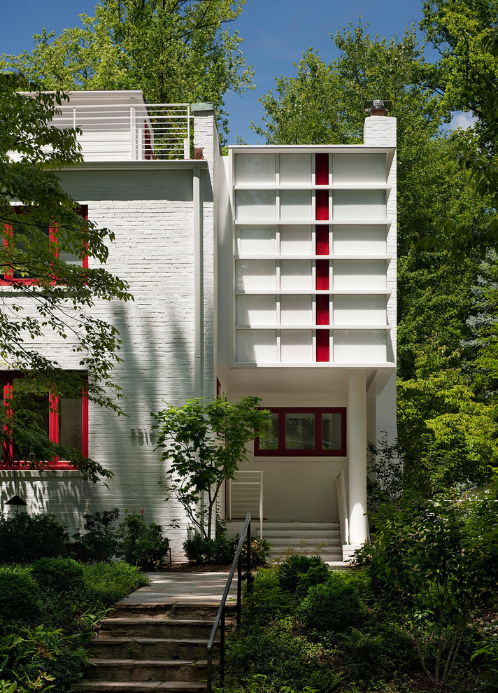 Пример оригинального дизайна: кирпичный, белый дом в современном стиле