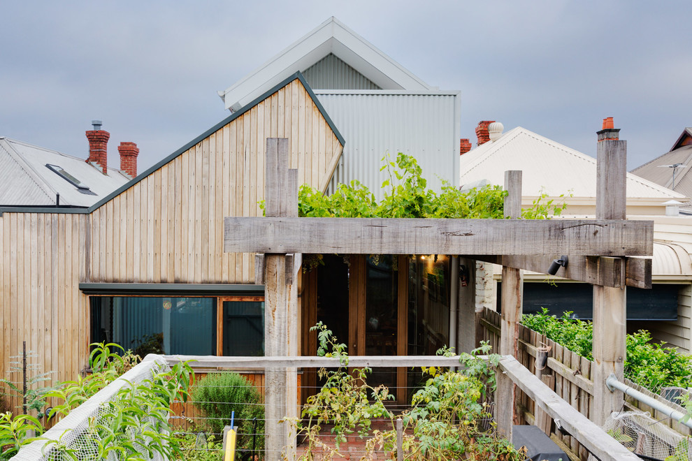 Zweistöckiges, Mittelgroßes Modernes Haus mit Satteldach, Blechdach und grauem Dach in Melbourne