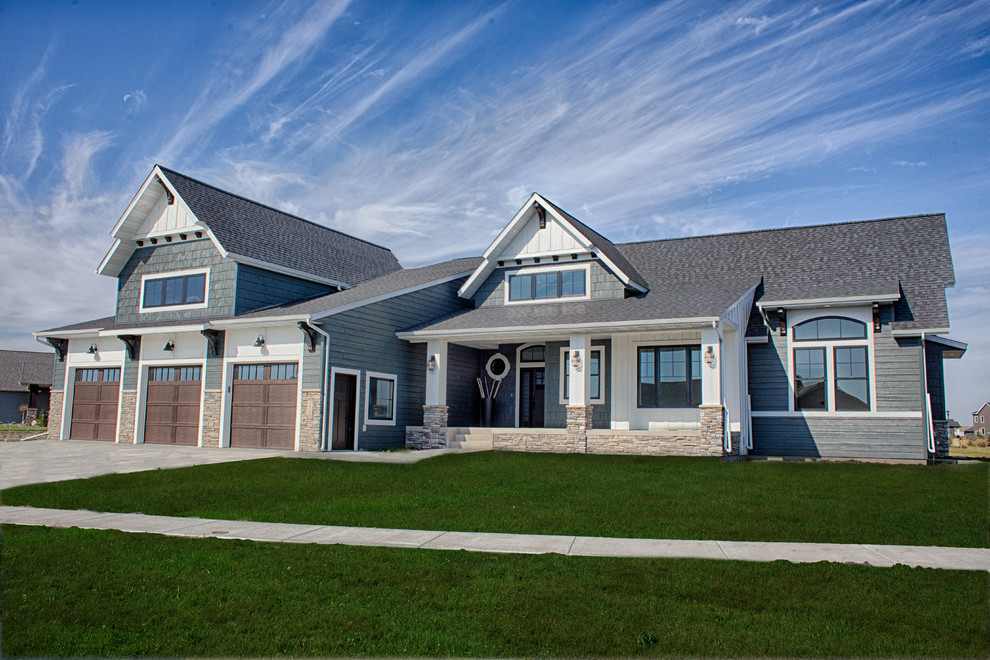 Cette photo montre une façade de maison grise chic de plain-pied avec un revêtement mixte, un toit à deux pans et un toit en shingle.