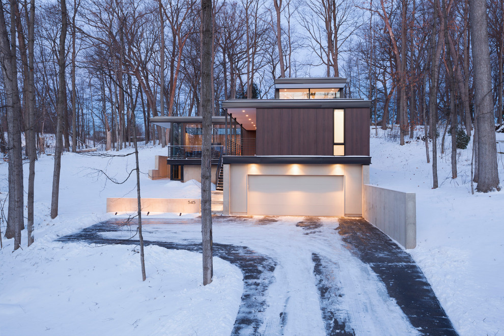 Kleines, Zweistöckiges Modernes Haus mit brauner Fassadenfarbe und Flachdach in Milwaukee