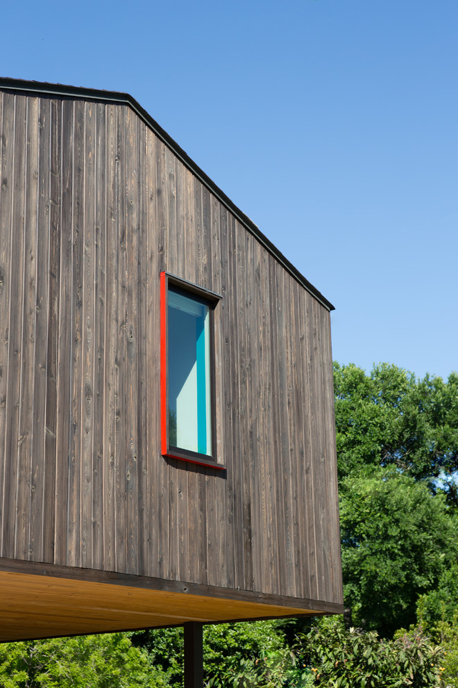 Zweistöckiges, Mittelgroßes Modernes Haus mit brauner Fassadenfarbe in Austin
