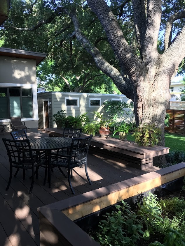 Mittelgroßes, Einstöckiges Modernes Einfamilienhaus mit Mix-Fassade, grüner Fassadenfarbe, Satteldach und Schindeldach in Austin