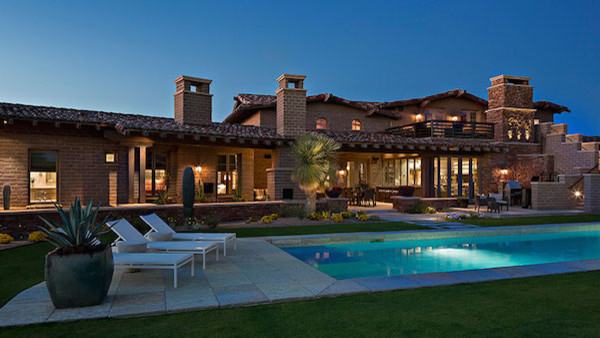 Uriges Einfamilienhaus mit Lehmfassade und Ziegeldach in Phoenix