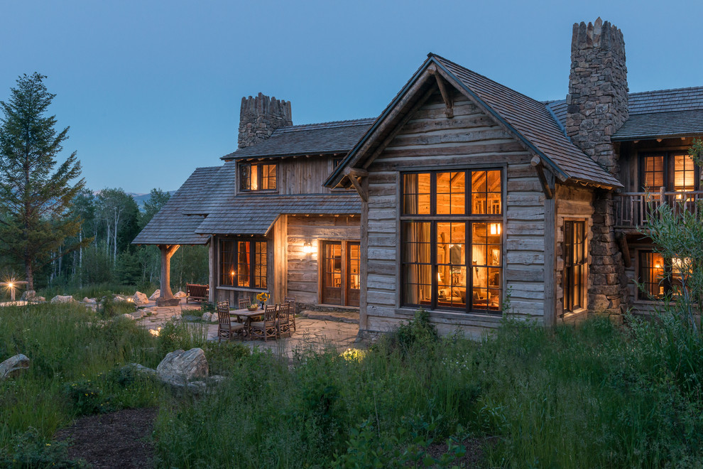 Свежая идея для дизайна: большой, деревянный, двухэтажный частный загородный дом в стиле рустика для охотников - отличное фото интерьера