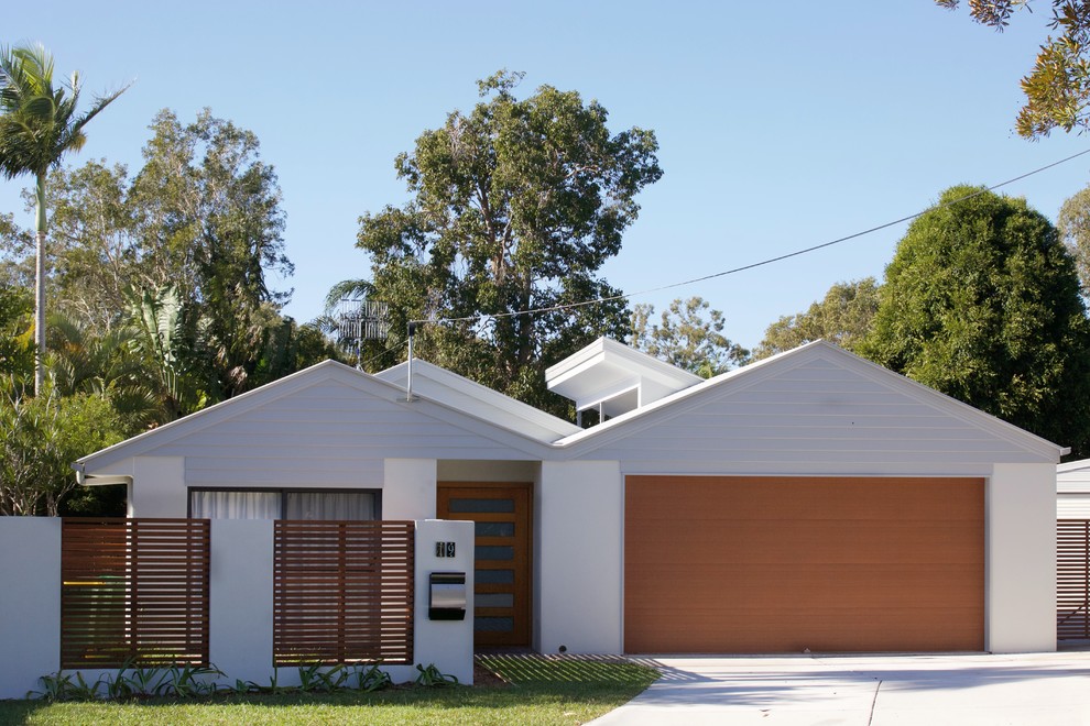 Пример оригинального дизайна: одноэтажный, серый дом среднего размера в современном стиле с комбинированной облицовкой и двускатной крышей