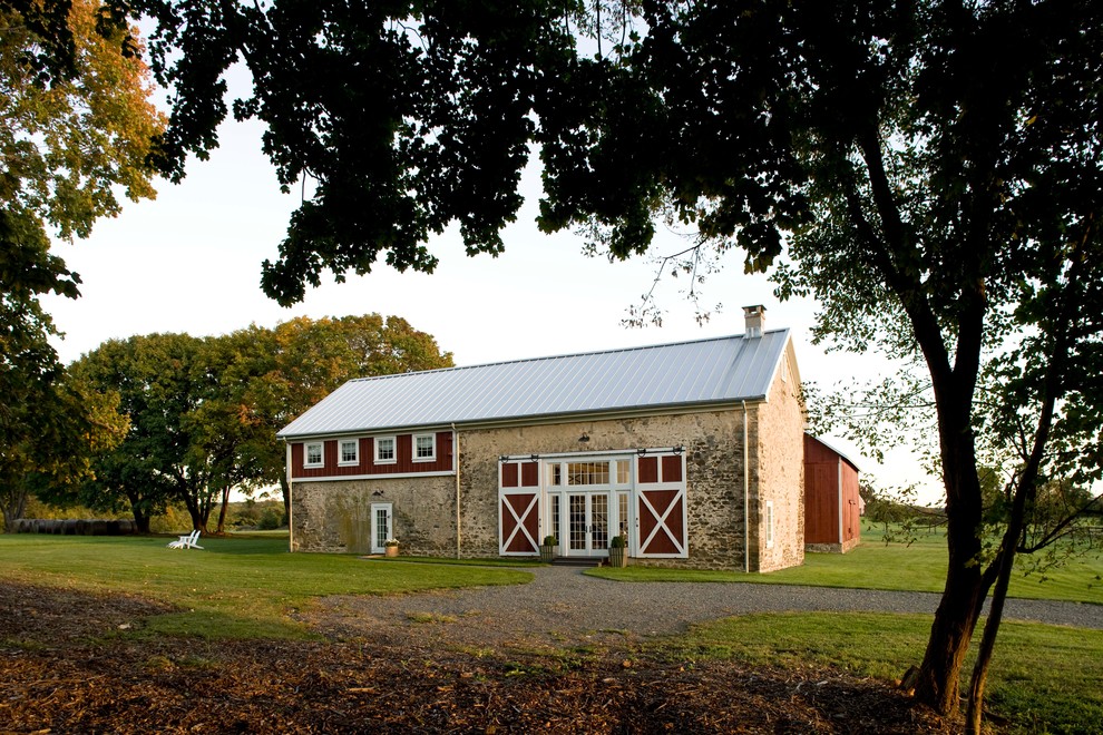 Idee per la facciata di una casa rossa country a un piano con rivestimento in pietra e tetto a capanna