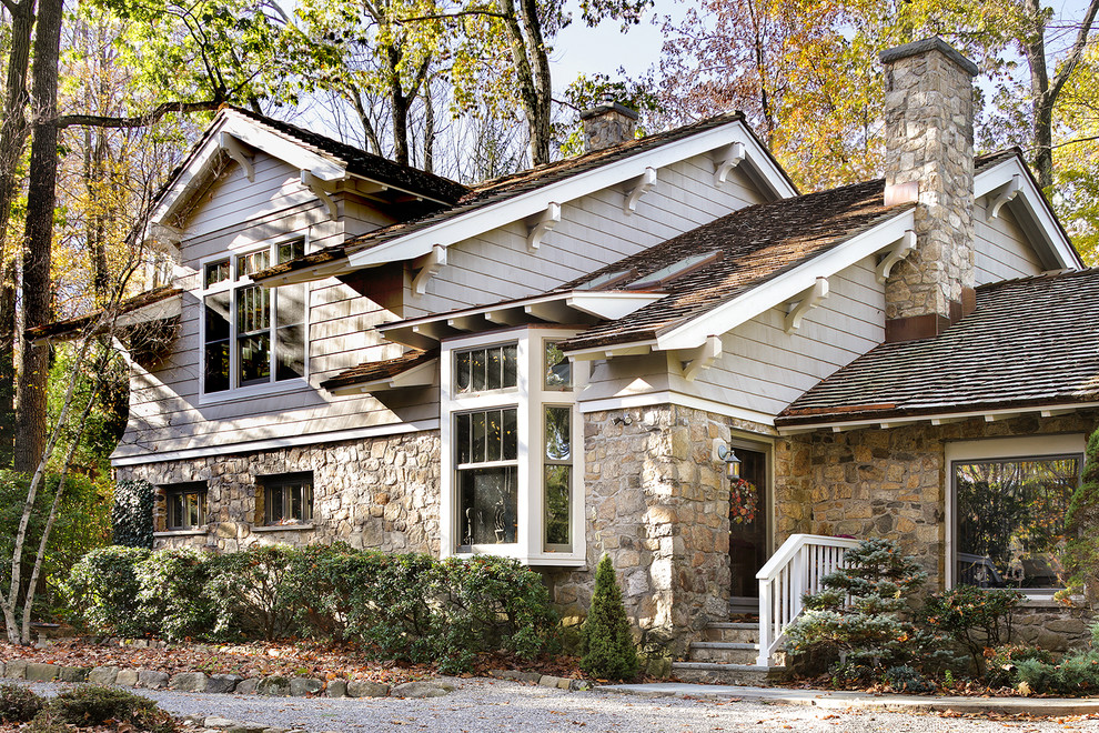 Cette image montre une façade de maison grise craftsman de taille moyenne et à un étage avec un revêtement mixte, un toit à deux pans et un toit mixte.