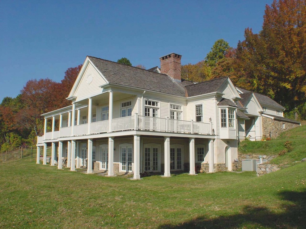 Immagine della villa bianca country a due piani di medie dimensioni con rivestimento in legno, tetto a capanna e copertura a scandole