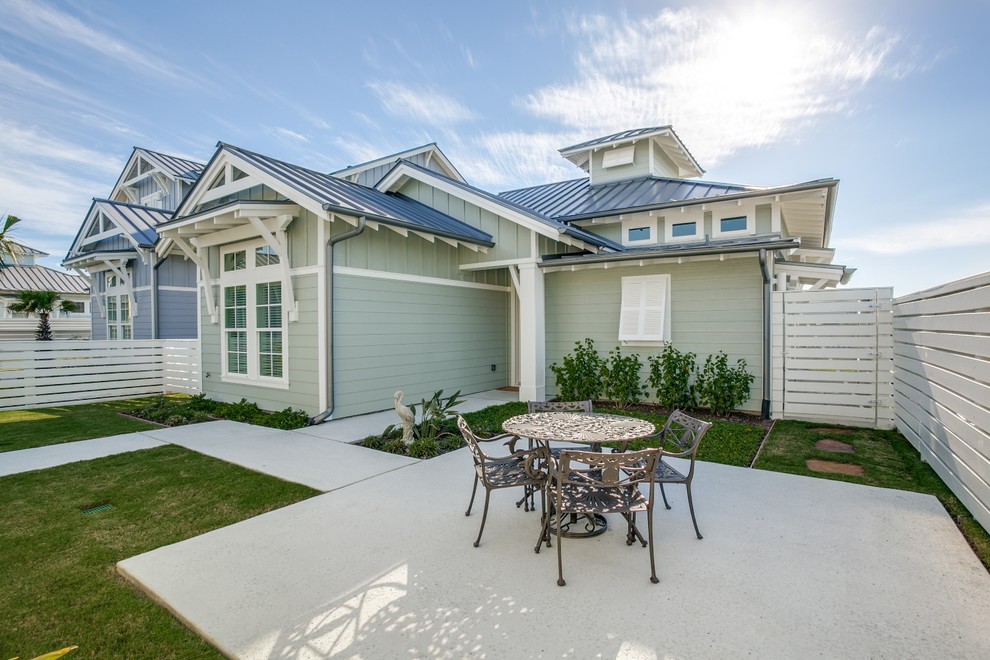 Einstöckiges, Kleines Maritimes Einfamilienhaus mit Faserzement-Fassade, Satteldach, Blechdach und grüner Fassadenfarbe in Houston